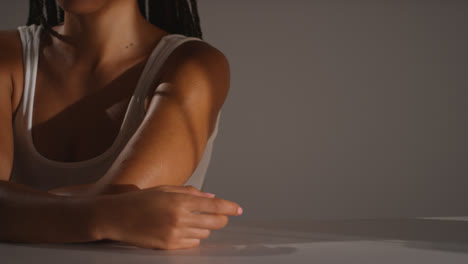 Primer-Plano-De-Una-Foto-De-Belleza-De-Estudio-Que-Muestra-Los-Brazos-De-Una-Mujer-Joven-Con-Cabello-Largo-Trenzado-Con-Iluminación-De-Sombra-4